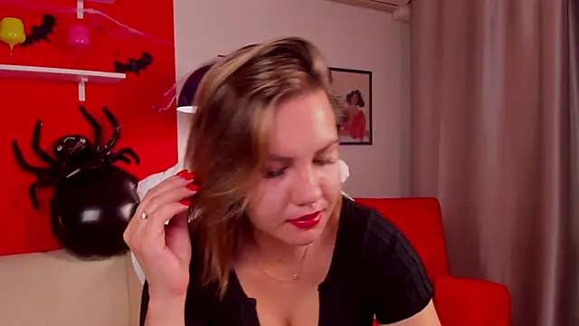 Snapshot of AriaEven chatting on 10.29.25 AriaEven online show from 10.29.25