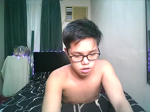 Snapshot of hot_babyboy26 chatting on 10.24.25 hot babyboy26 online show from 10.24.25