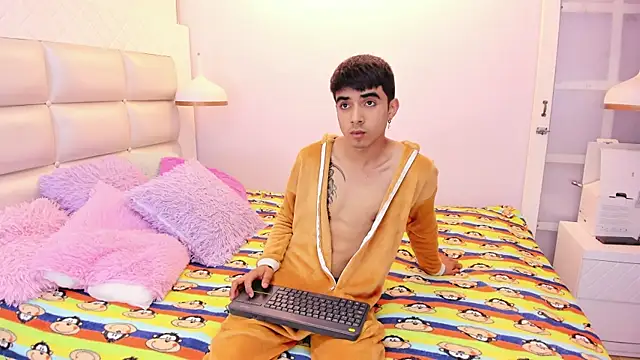Snapshot of Hottie_Guy chatting on 10.06.25 Hottie Guy online show from 10.06.25