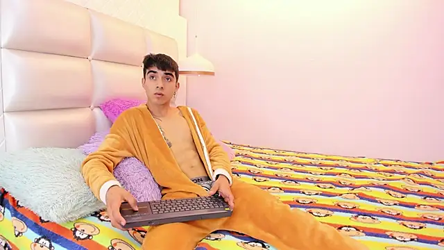 Snapshot of Hottie_Guy chatting on 10.07.25 Hottie Guy online show from 10.07.25