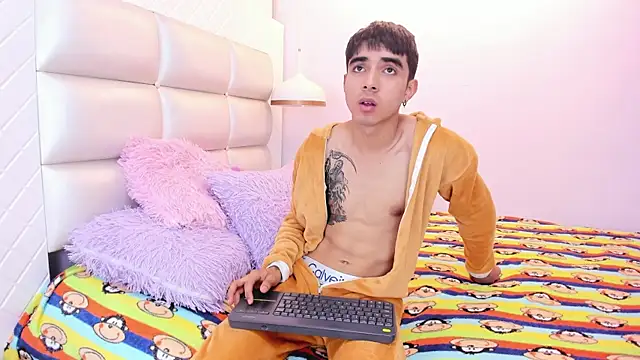 Snapshot of Hottie_Guy chatting on 10.08.25 Hottie Guy online show from 10.08.25