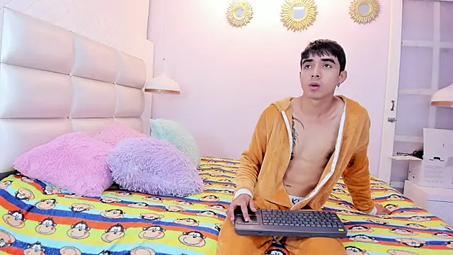 Snapshot of Hottie_Guy chatting on 10.14.25 Hottie Guy online show from 10.14.25