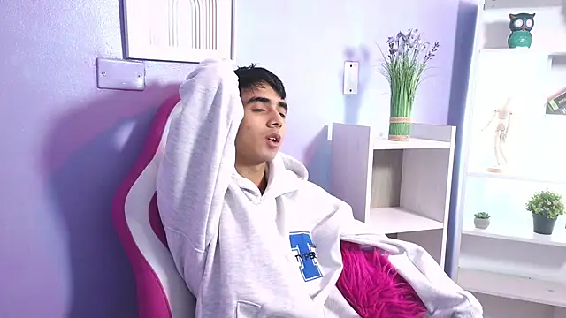 Snapshot of Hottie_Guy chatting on 10.20.25 Hottie Guy online show from 10.20.25