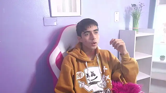 Snapshot of Hottie_Guy chatting on 10.21.25 Hottie Guy online show from 10.21.25