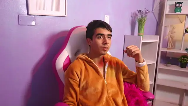 Snapshot of Hottie_Guy chatting on 10.24.25 Hottie Guy online show from 10.24.25