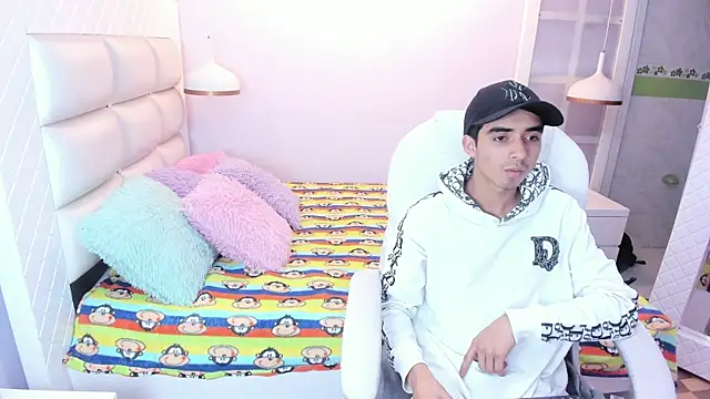 Snapshot of Hottie_Guy chatting on 10.25.25 Hottie Guy online show from 10.25.25
