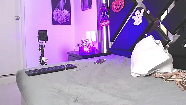 Snapshot of Charlotte_ebony_ chatting on 10.21.25 Charlotte ebony  online show from 10.21.25