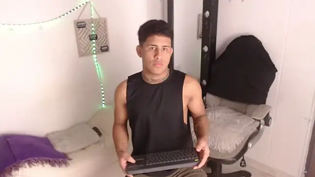 Snapshot of Dylan_horny chatting on 10.10.25 Dylan horny online show from 10.10.25