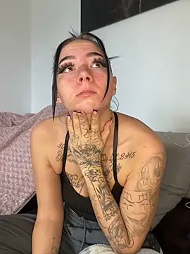 Snapshot of YoungZoexx chatting on 10.14.25 YoungZoexx online show from 10.14.25