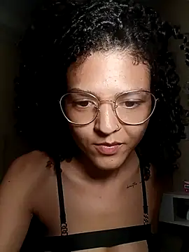 Snapshot of Larissinhamm chatting on 10.19.25 Larissinhamm online show from 10.19.25