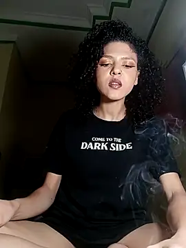 Snapshot of Larissinhamm chatting on 10.28.25 Larissinhamm online show from 10.28.25