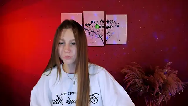 Snapshot of esme_moore_ chatting on 10.10.25 esme moore  online show from 10.10.25