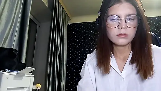 Snapshot of LissaKradfer chatting on 10.11.25 LissaKradfer online show from 10.11.25