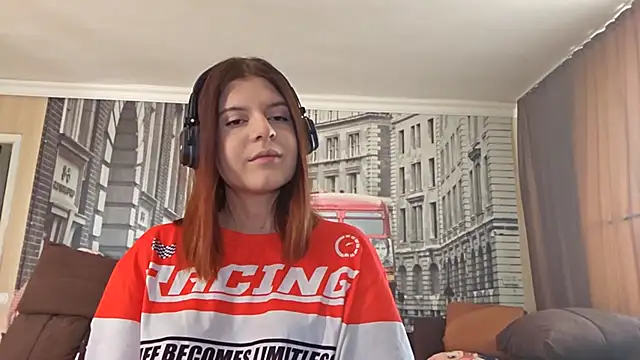 Snapshot of LissaKradfer chatting on 10.17.25 LissaKradfer online show from 10.17.25