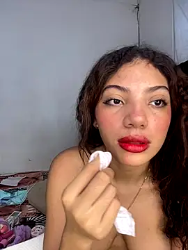 Snapshot of Azza__Slimene chatting on 10.02.25 Azza  Slimene online show from 10.02.25