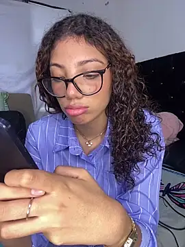 Snapshot of Azza__Slimene chatting on 10.23.25 Azza  Slimene online show from 10.23.25