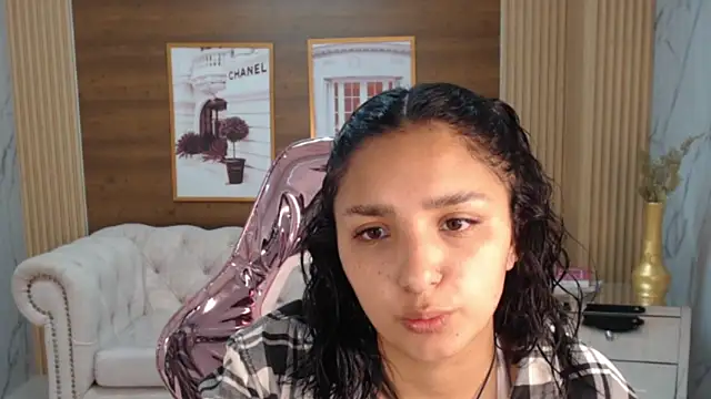 Snapshot of claudina_s chatting on 10.29.25 claudina s online show from 10.29.25