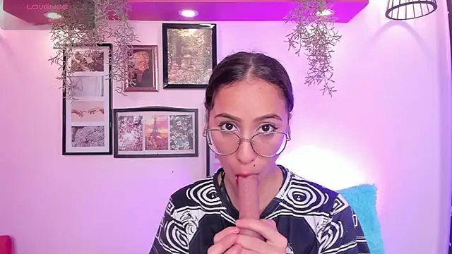 Snapshot of Alana_Martinez_ chatting on 10.11.25 Alana Martinez  online show from 10.11.25