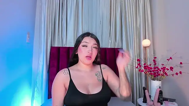 Snapshot of LilithEsme chatting on 10.21.25 LilithEsme online show from 10.21.25