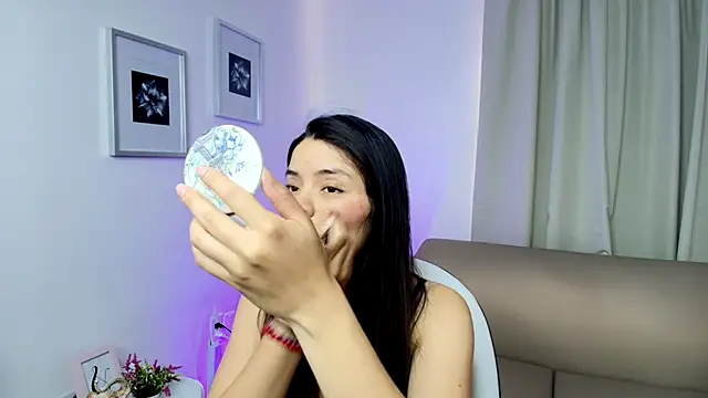 Snapshot of victoria_stern chatting on 10.23.25 victoria stern online show from 10.23.25