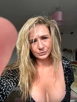 MimiMaee online show from 10.09.25