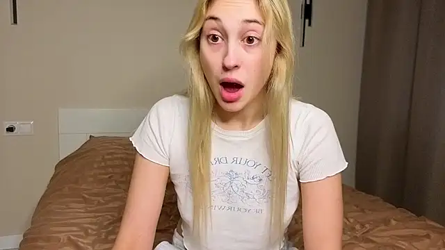 Snapshot of foxy_vivi chatting on 10.30.25 foxy vivi online show from 10.30.25