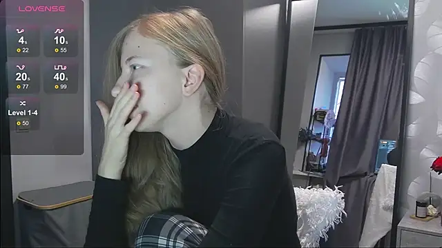 Snapshot of yuki_bloom chatting on 10.23.25 yuki bloom online show from 10.23.25