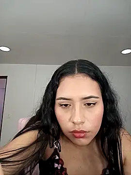 Snapshot of VictoriaVixxen chatting on 10.18.25 VictoriaVixxen online show from 10.18.25