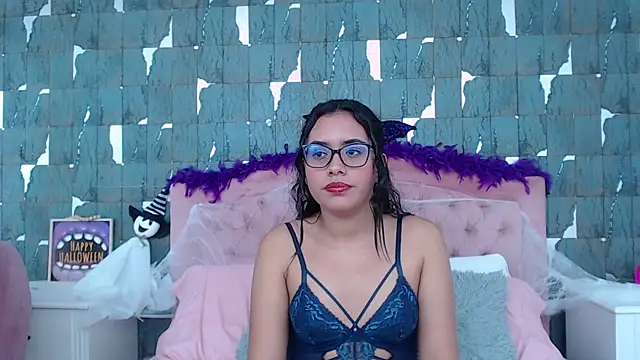 Snapshot of VictoriaVixxen chatting on 10.22.25 VictoriaVixxen online show from 10.22.25
