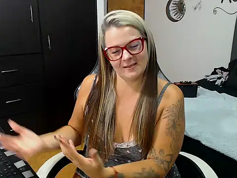 Snapshot of perlagoloza05 chatting on 10.15.25 perlagoloza05 online show from 10.15.25