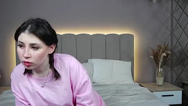 Snapshot of DianaMello chatting on 10.19.25 DianaMello online show from 10.19.25