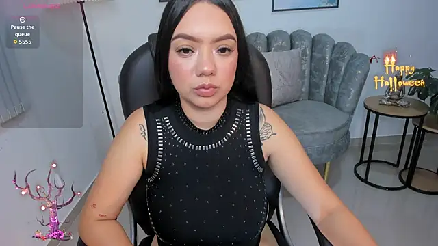 Snapshot of Liilylux chatting on 10.15.25 Liilylux online show from 10.15.25