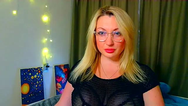 Snapshot of Mila5361 chatting on 10.17.25 Mila5361 online show from 10.17.25