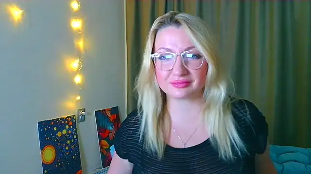 Snapshot of Mila5361 chatting on 10.20.25 Mila5361 online show from 10.20.25