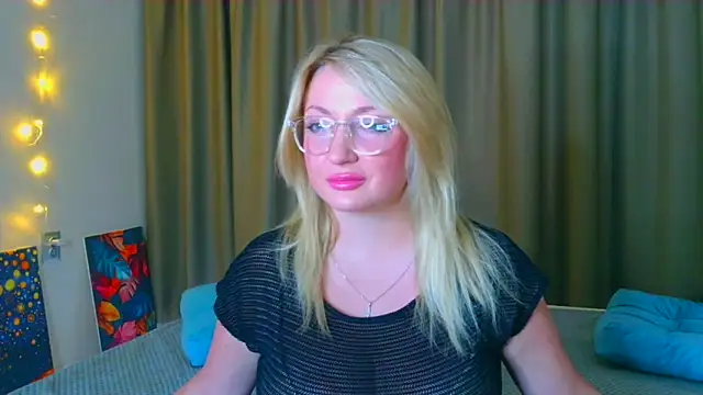 Snapshot of Mila5361 chatting on 10.22.25 Mila5361 online show from 10.22.25