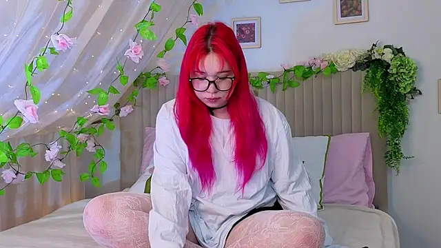 Snapshot of Klee_Love chatting on 10.14.25 Klee Love online show from 10.14.25