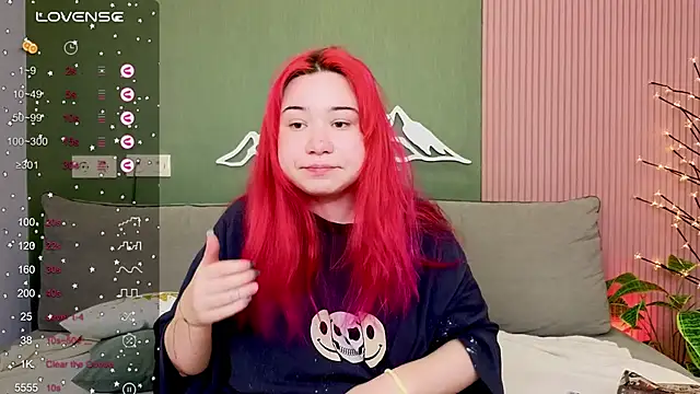 Snapshot of Klee_Love chatting on 10.18.25 Klee Love online show from 10.18.25