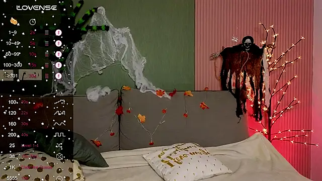 Snapshot of Klee_Love chatting on 10.22.25 Klee Love online show from 10.22.25