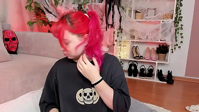 Snapshot of Klee_Love chatting on 10.24.25 Klee Love online show from 10.24.25