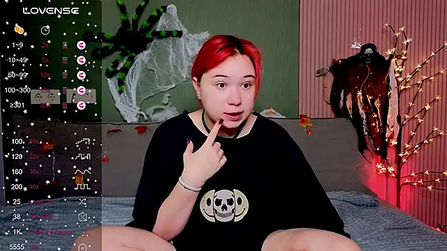 Snapshot of Klee_Love chatting on 10.28.25 Klee Love online show from 10.28.25