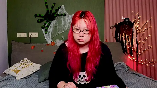 Snapshot of Klee_Love chatting on 10.29.25 Klee Love online show from 10.29.25