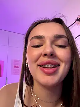 Snapshot of JenniferLouns chatting on 10.22.25 JenniferLouns online show from 10.22.25