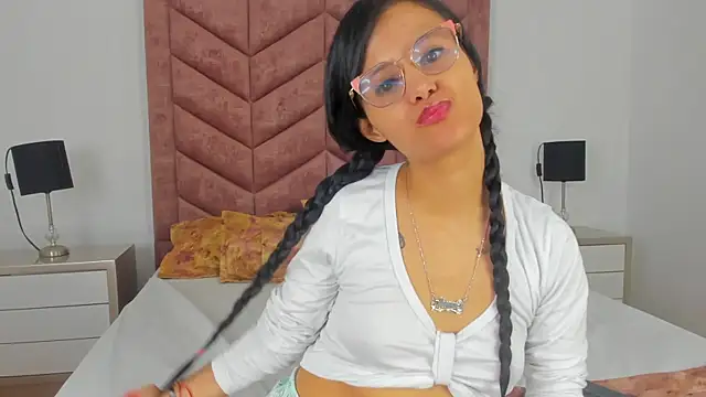 Snapshot of Alanha__ chatting on 10.16.25 Alanha   online show from 10.16.25