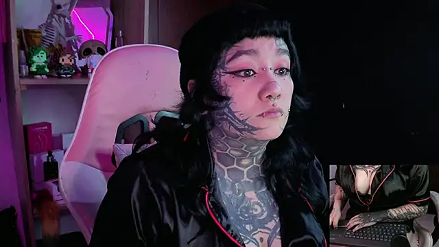 Snapshot of persefoneunderworld666 chatting on 10.10.25 persefoneunderworld666 online show from 10.10.25