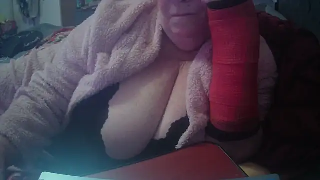 Snapshot of Playful_MILF_Demi chatting on 10.18.25 Playful MILF Demi online show from 10.18.25