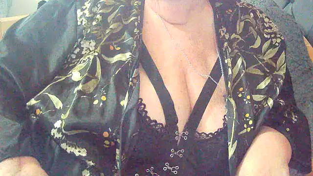 Playful MILF Demi online show from 01.10.26