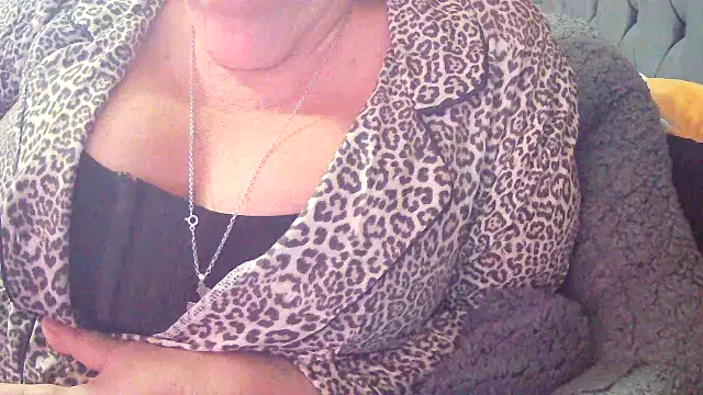 Snapshot of Playful_MILF_Demi chatting on 02.02.26 Playful MILF Demi online show from 02.02.26