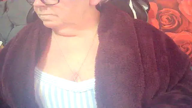 Snapshot of Playful_MILF_Demi chatting on 03.03.26 Playful MILF Demi online show from 03.03.26