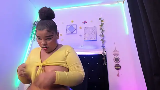 Snapshot of DayanRoux chatting on 10.14.25 DayanRoux online show from 10.14.25