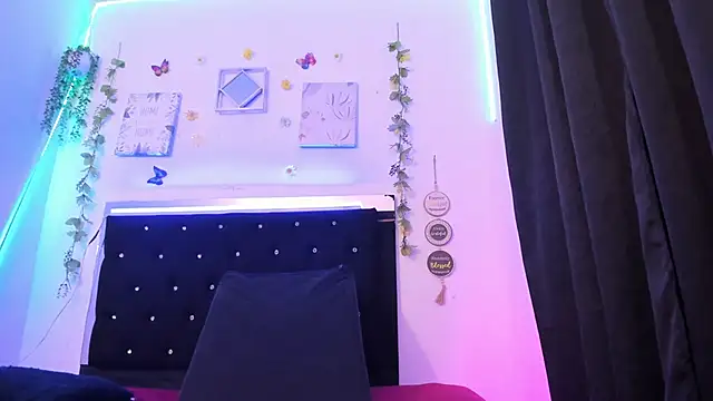 Snapshot of DayanRoux chatting on 10.15.25 DayanRoux online show from 10.15.25